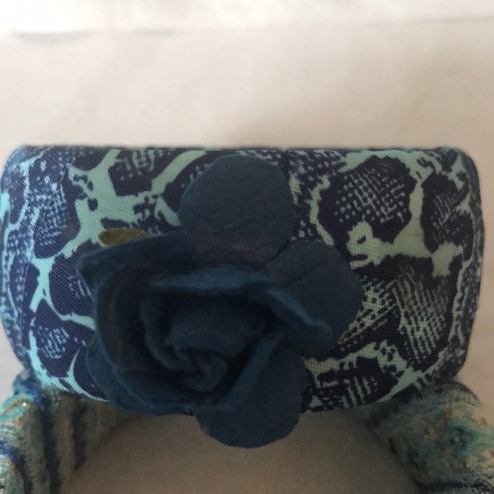 Bracelets - Picture 2 of 5